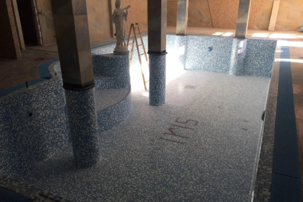 Swimming pool hotel Iris