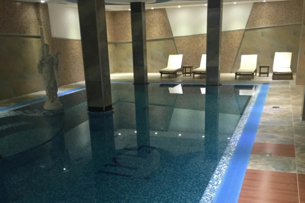 Swimming pool hotel Iris