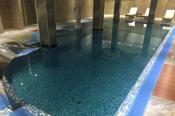 Swimming pool hotel Iris