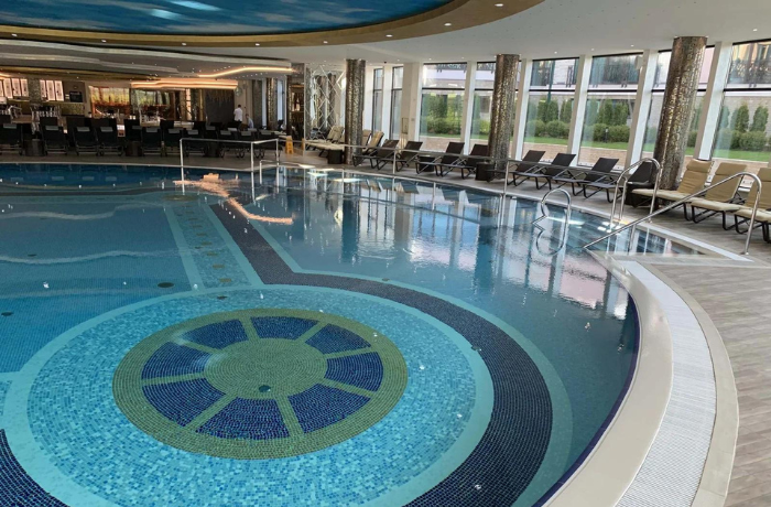 Pool and logo Hotel Tornik